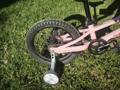 Bicicleta infantil rosa con ruedas de apoyo - miniatura 2