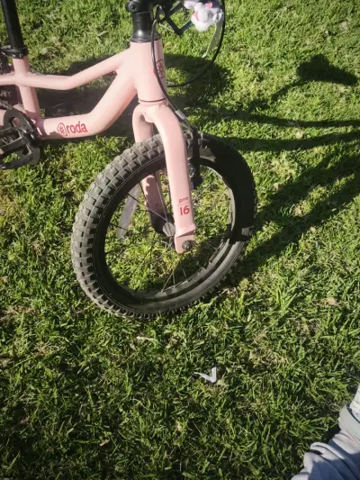 Bicicleta infantil rosa con ruedas de apoyo - miniatura 3