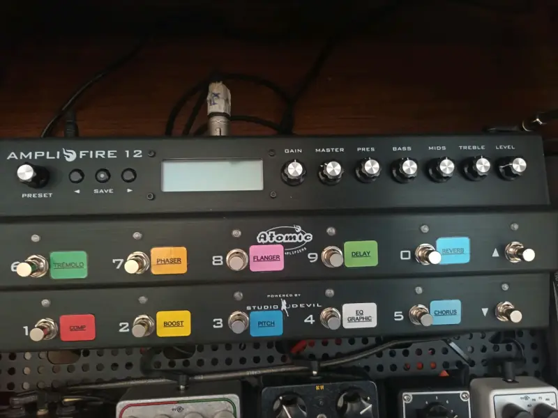 Pedalera multiefectos Atomic Ampli-Fire 12