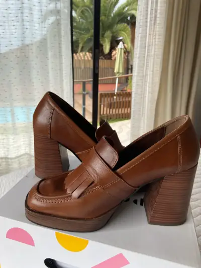 Zapatos de tacón marrones de cuero - miniatura 1