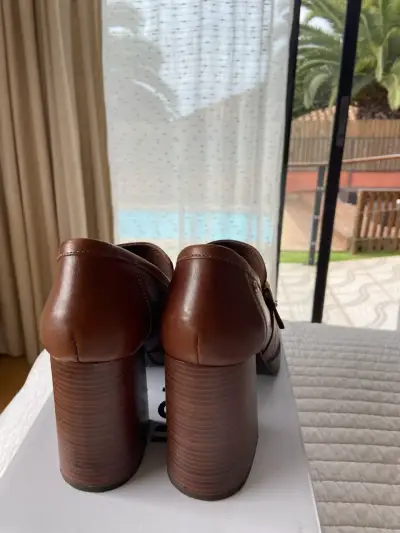 Zapatos de tacón marrones de cuero - miniatura 3