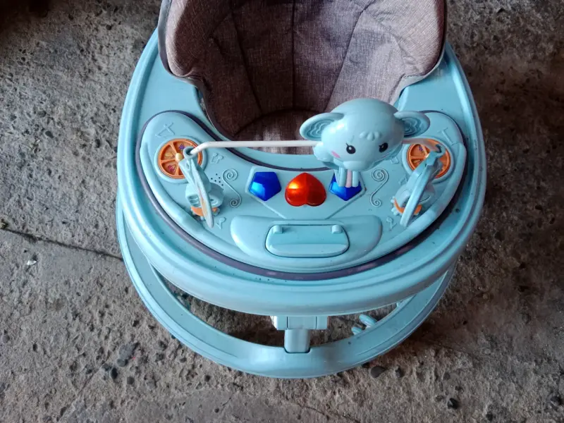 Andador de bebé azul con juguetes interactivos - 1