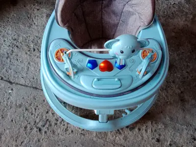 Andador de bebé azul con juguetes interactivos - miniatura 1