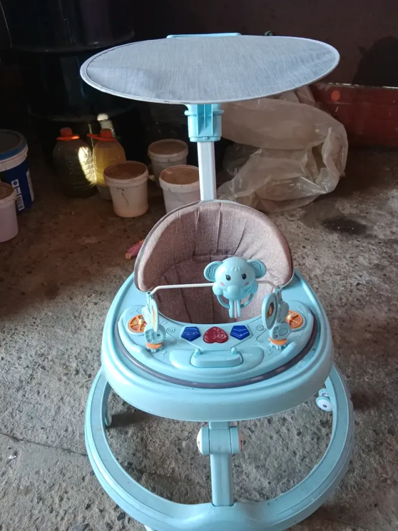 Andador de bebé azul con juguetes interactivos - 2
