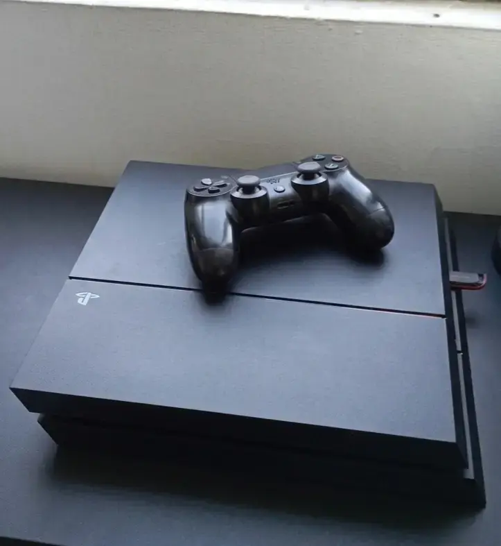 Playstation 4 con magia (desbloqueada) con mando