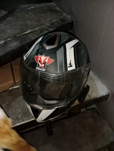 Casco de moto negro con diseño moderno - miniatura 1
