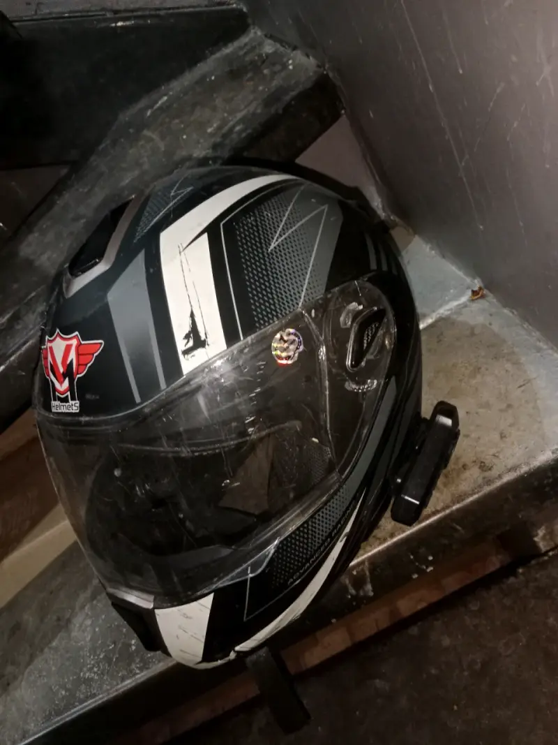 Casco de moto negro con diseño moderno - 2