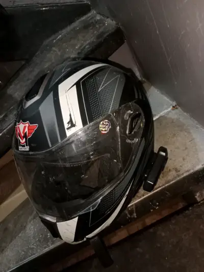 Casco de moto negro con diseño moderno - miniatura 2