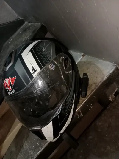 Casco de moto negro con diseño moderno - miniatura 3