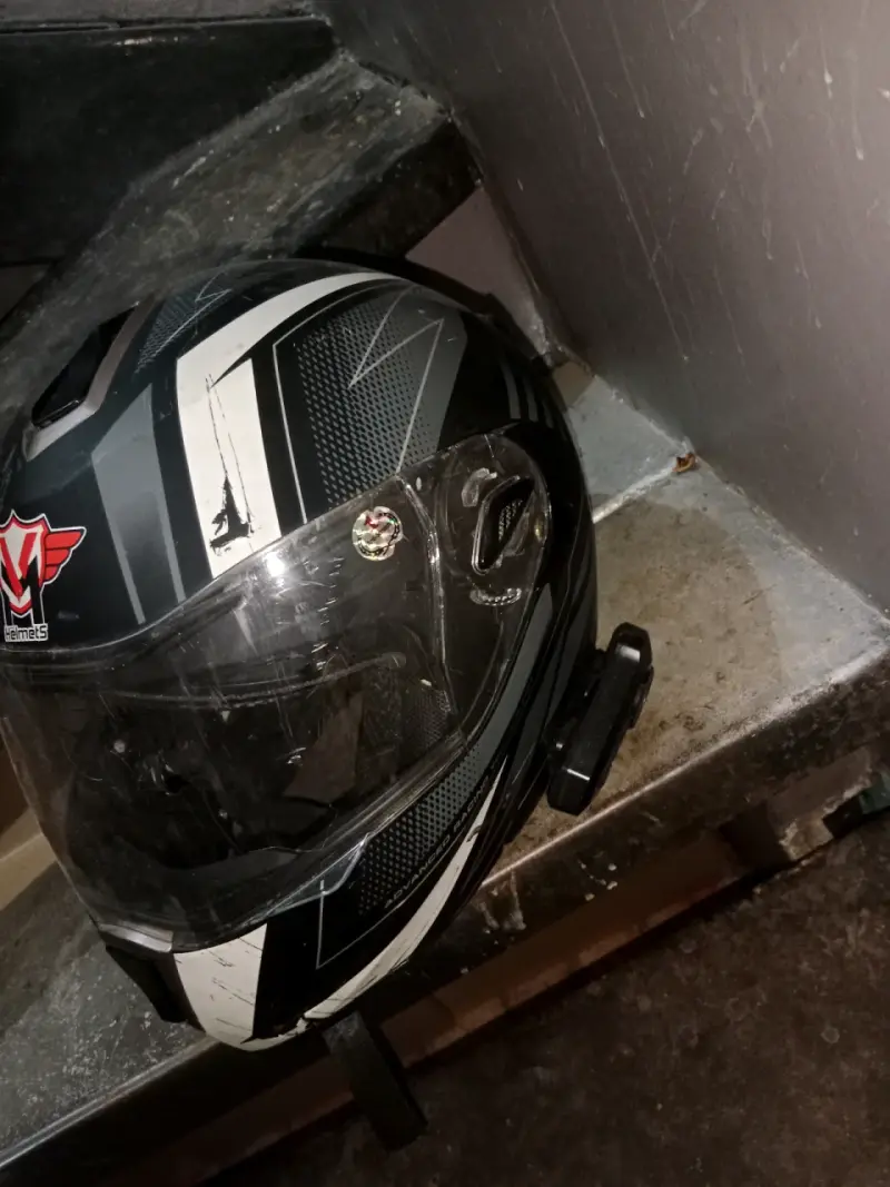Casco de moto negro con diseño moderno - 4