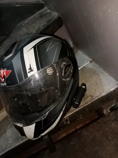 Casco de moto negro con diseño moderno - miniatura 4