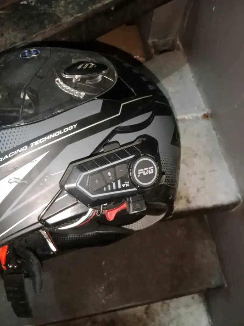 Casco de moto negro con diseño moderno - 5