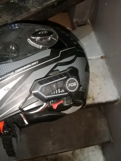 Casco de moto negro con diseño moderno - miniatura 5