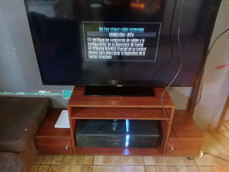 Televisor Samsung con mueble de madera