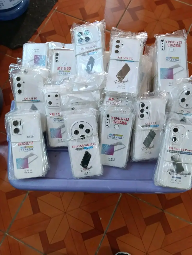Lote de fundas para celulares variadas - 3
