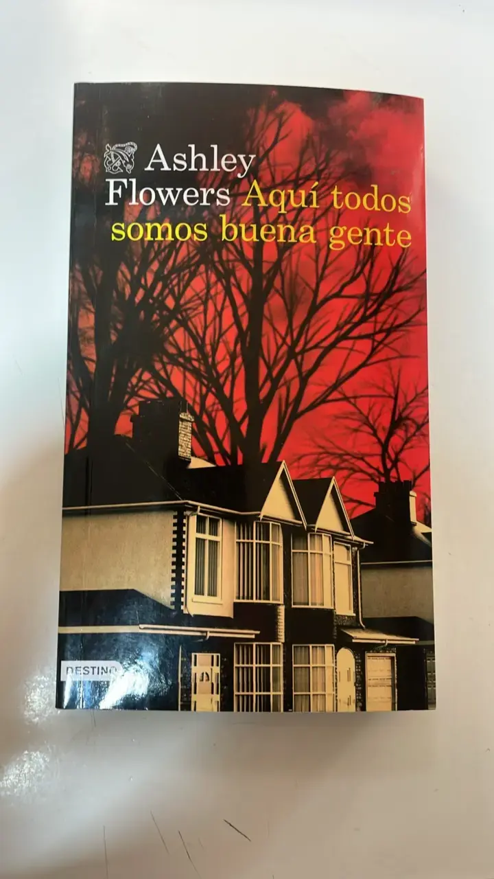 Libro 'Aquí todos somos buena gente' de Ashley - 1