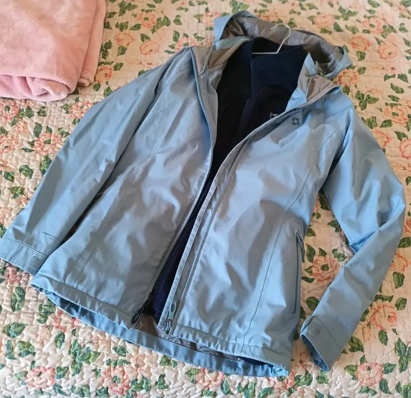 Chaqueta impermeable azul con capucha - 1