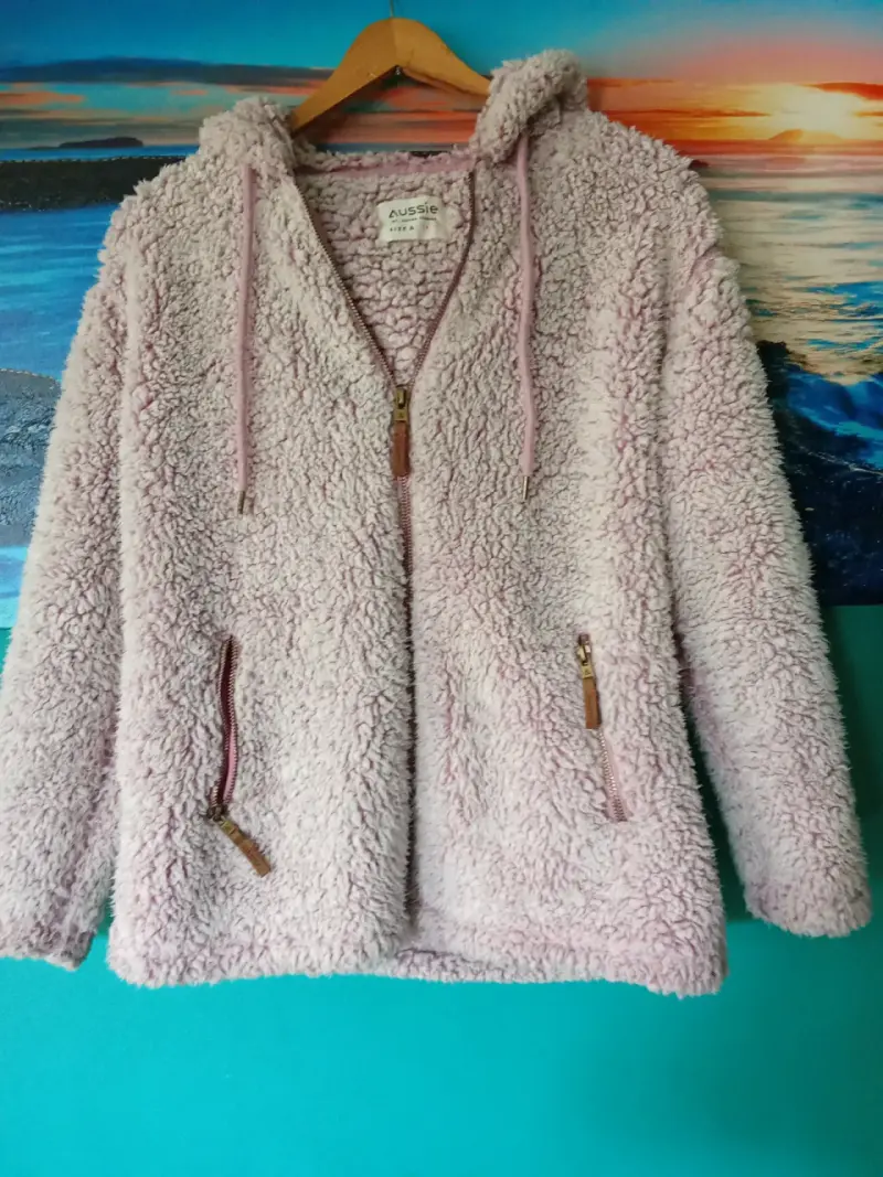 Chaqueta de lana sintética rosa con capucha