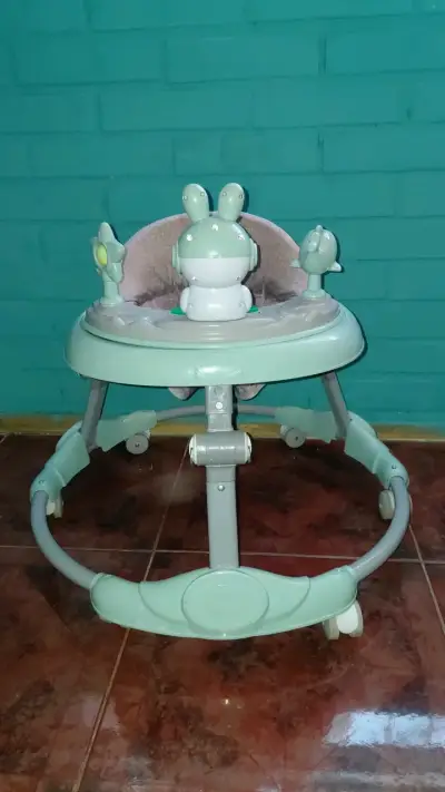 Andador de bebé verde con juguetes - miniatura 1