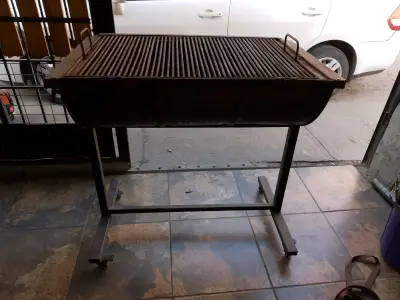 Parrilla de carbón con ruedas - miniatura 1