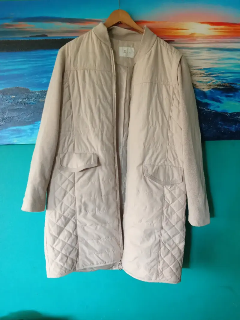 Abrigo beige acolchado para mujer