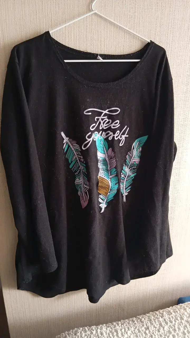 Polera negra con estampado de plumas