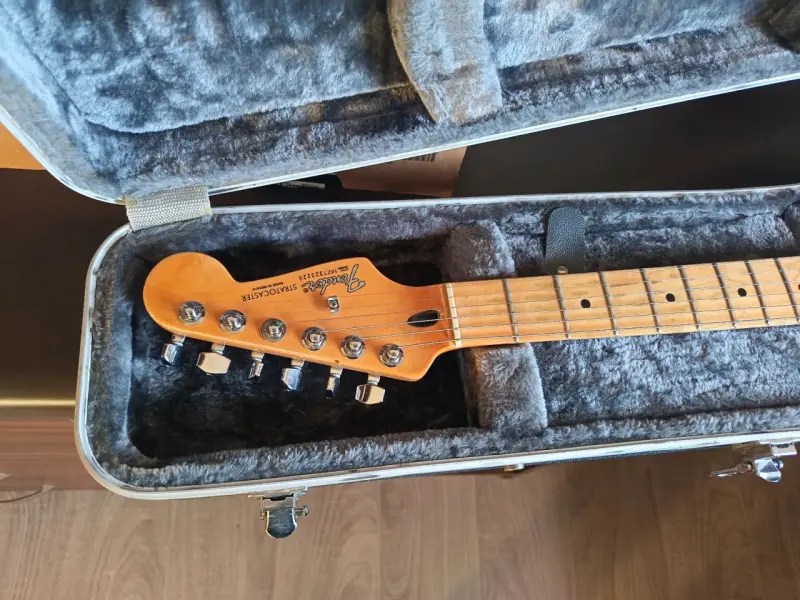 Guitarra Fender Stratocaster con estuche rígido