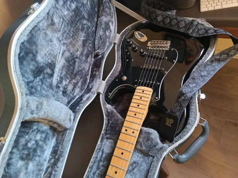 Guitarra Fender Stratocaster con estuche rígido - 2