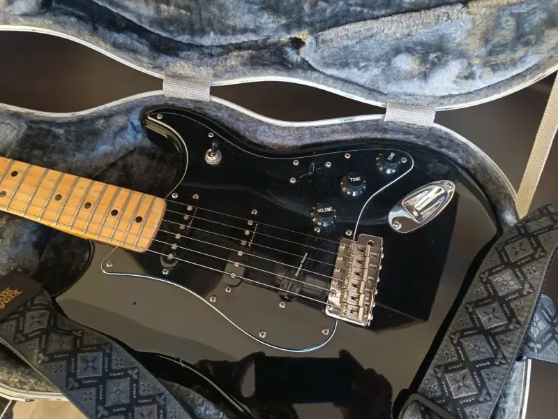 Guitarra Fender Stratocaster con estuche rígido - 3