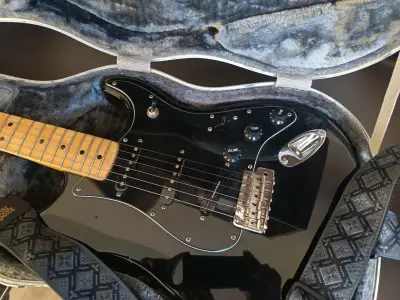 Guitarra Fender Stratocaster con estuche rígido - miniatura 3