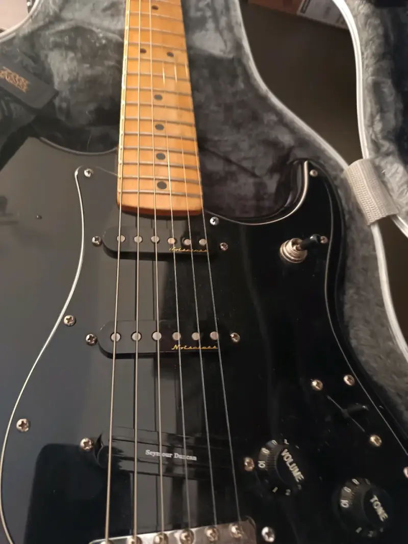 Guitarra Fender Stratocaster con estuche rígido - 4