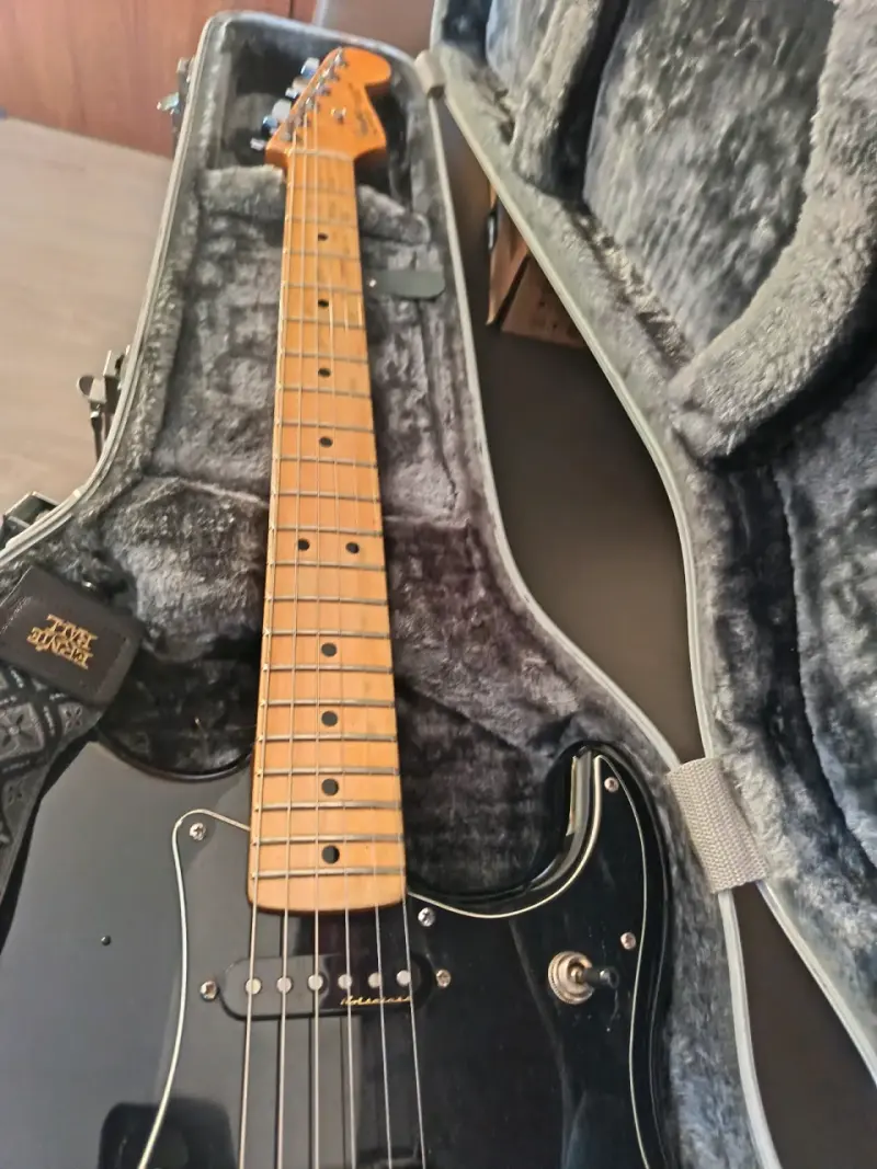 Guitarra Fender Stratocaster con estuche rígido - 5