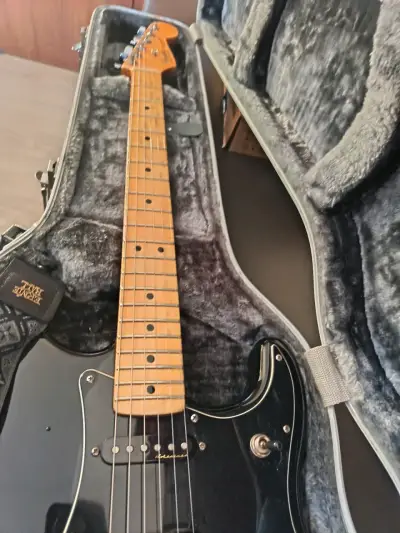 Guitarra Fender Stratocaster con estuche rígido - miniatura 5