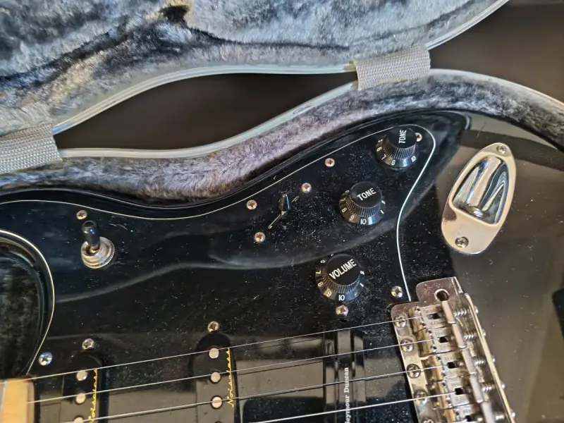 Guitarra Fender Stratocaster con estuche rígido - 6
