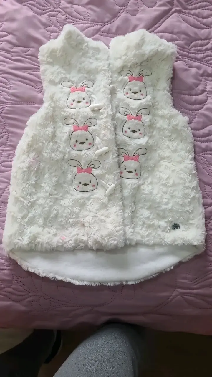 Chaleco infantil de peluche con diseño de conejos