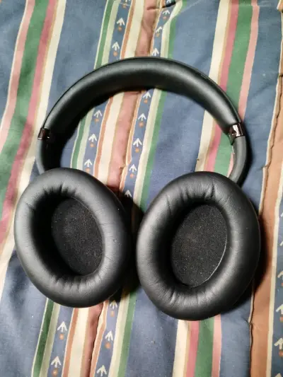 Auriculares inalámbricos negros de alta calidad - miniatura 1