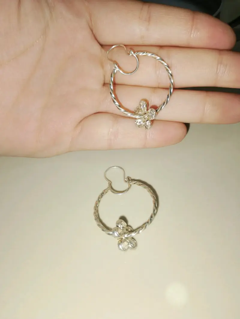 Aros de plata con diseño floral - 1