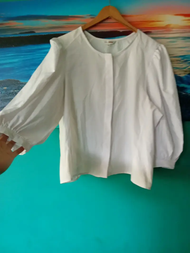 Blusa blanca de manga larga elegante