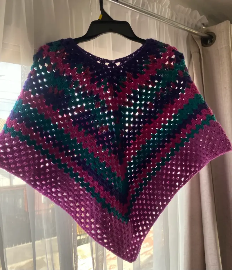 Poncho tejido a crochet multicolor