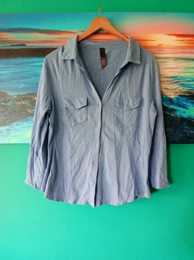 Camisa azul de manga larga para mujer