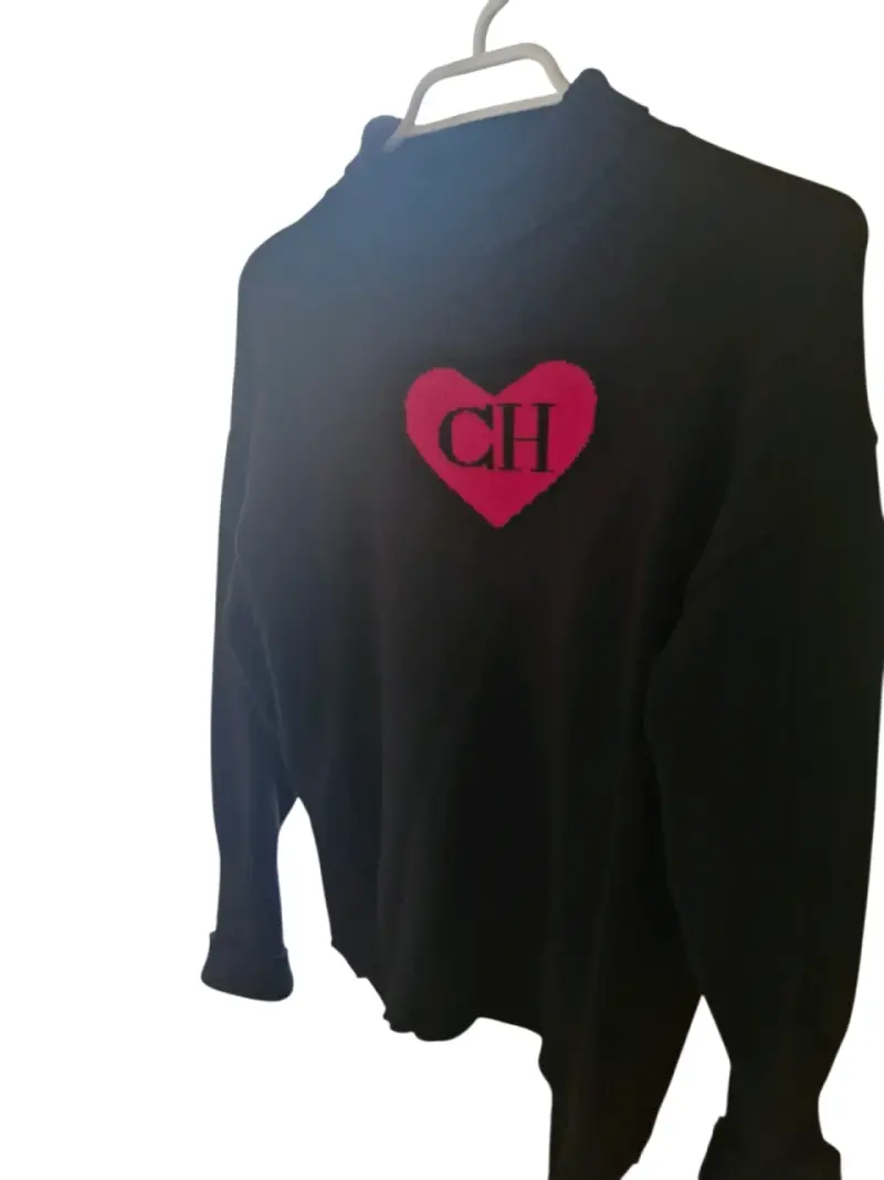 Suéter negro con diseño de corazón CH - 1