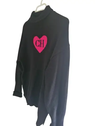 Suéter negro con diseño de corazón CH - miniatura 2