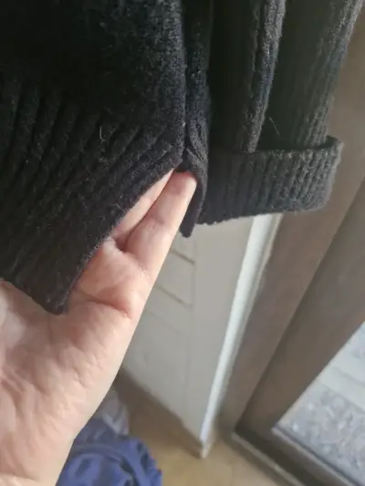 Suéter negro con diseño de corazón CH - miniatura 3