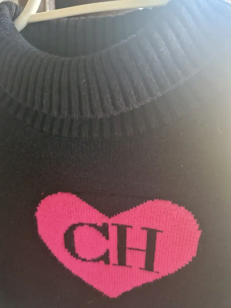 Suéter negro con diseño de corazón CH - 5