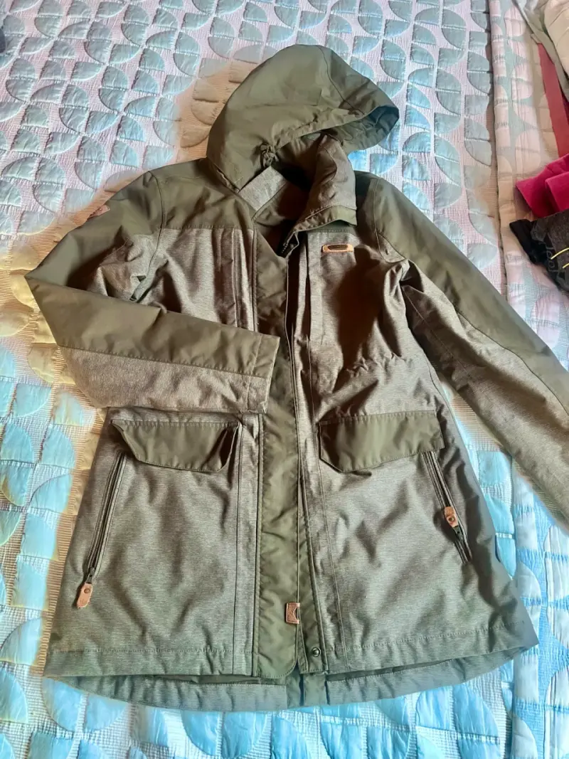 Parka impermeable verde con capucha - 1