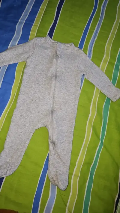 Enterito de bebé gris con cierre - miniatura 1