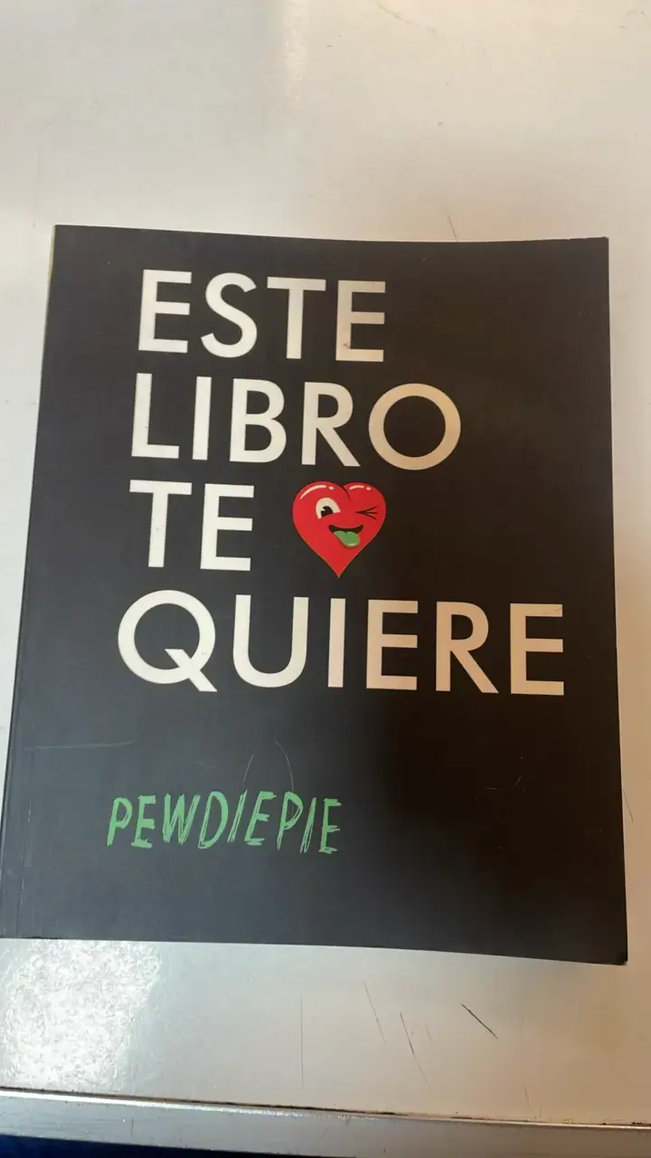 Libro 'Este Libro Te Quiere' de PewDiePie - 1