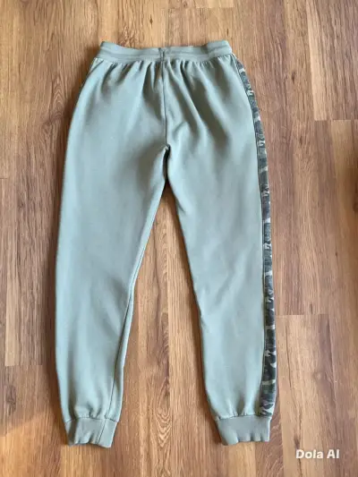 Pantalones deportivos verde oliva, detalles camu - miniatura 2
