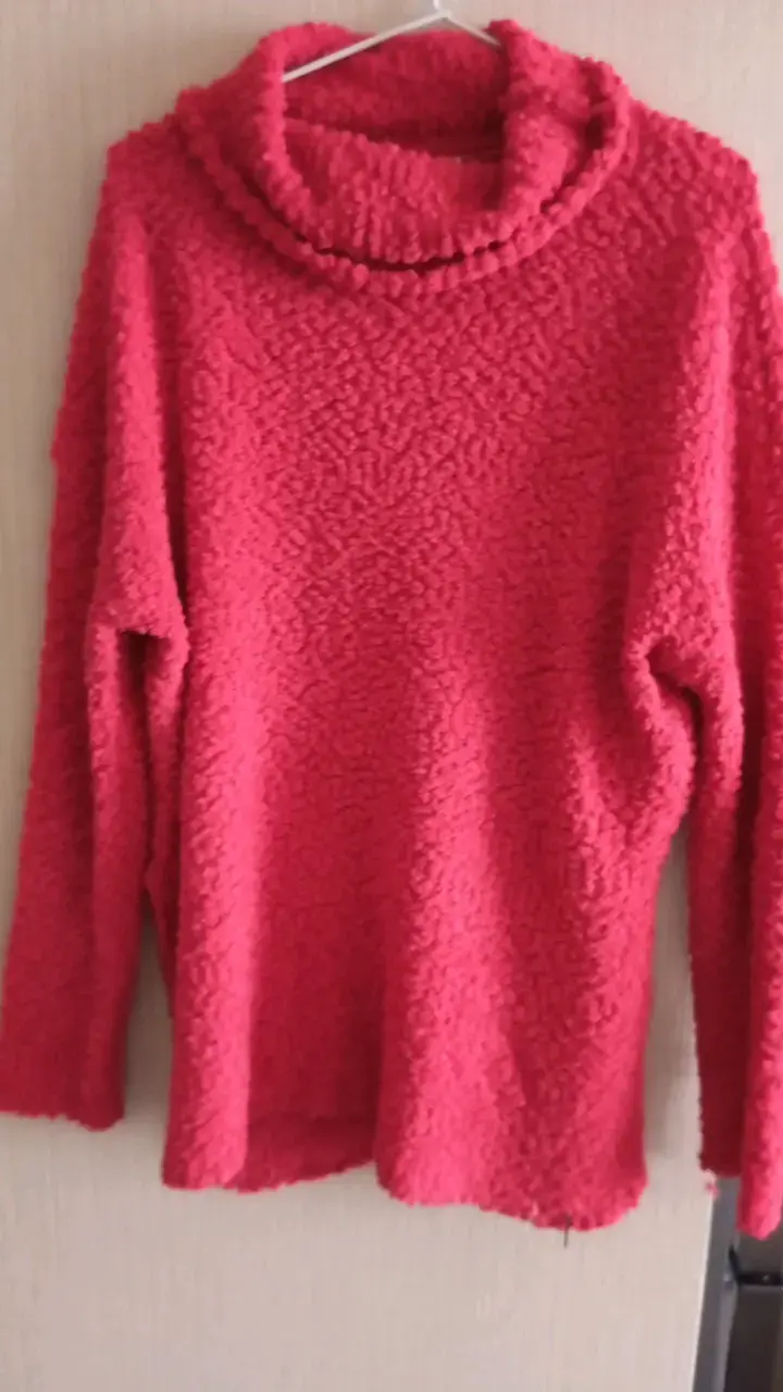 Suéter de lana rojo con cuello alto