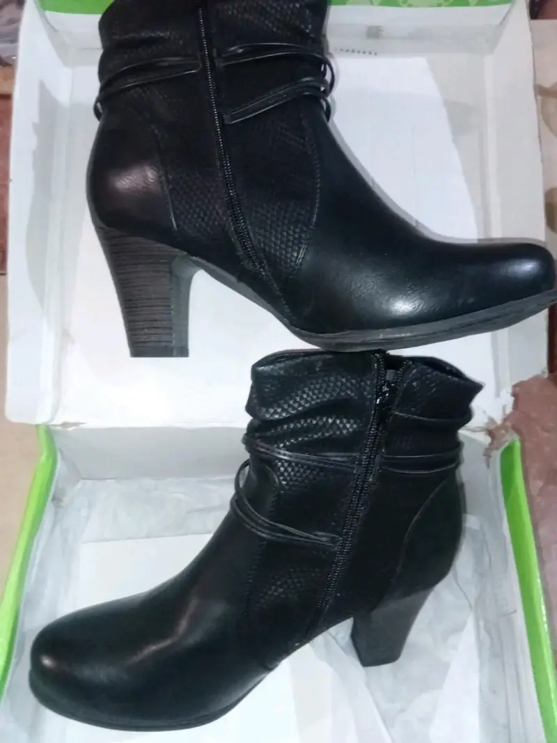Botines negros de cuero con tacón alto - 1